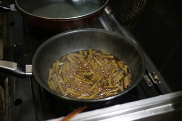 ふきの佃煮を作る様子