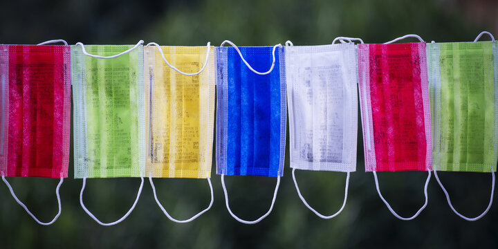 Masques multicolores