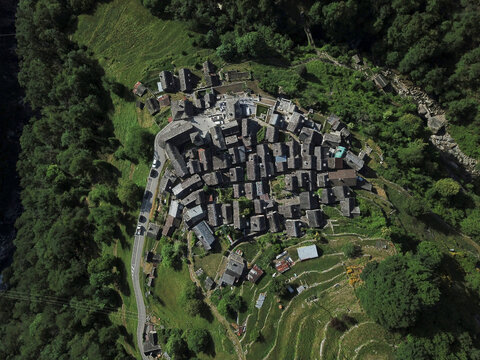 Vue du village typique tessinois de Corippo