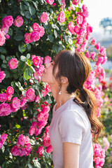 Naklejka premium バラ園にいる女性