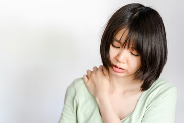 Women suffer from shoulder blade pain after sitting for a long time until they suffer from office syndrome.