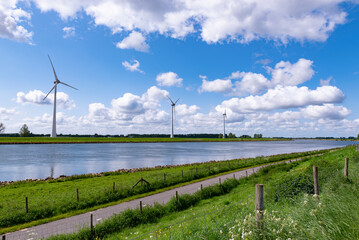Fototapeta na wymiar Windmills at the Unesco heritage site in Kinderdijk in Holland