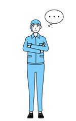 腕を組んで考える帽子と作業着姿の女性