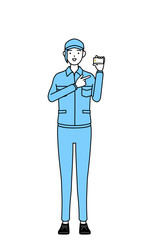 クレジット決済を勧める帽子と作業着姿の女性