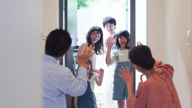 祖父母の家に帰省する家族