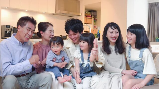 家で団らんする大家族