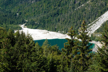 Der Raibl-See oder Predil-See an der italienischen Seite des Predil-Passes im Herbst 2022	
