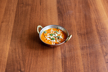 chicken, makhani, pollo, cotto, tandoor, coperto, salsa, spezie, indiano, vegetariano, cucina, tipica, tradizione, tavolo, legno, grezzo, povero, speziato, ricco, inclinato, ristorante, fatto, in casa