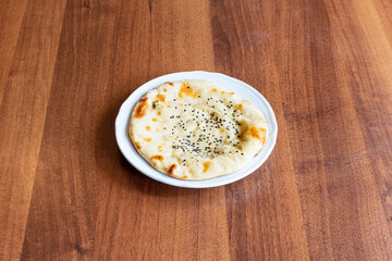 cheese, naan, pane, indiano, ripieno, formaggio, vegetariano, cucina, tipica, tradizione, tavolo, legno, grezzo, povero, speziato, spezie, ricco, inclinato, ristorante, fatto, in casa, casa, asporto, 