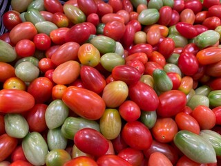 green and red tomato