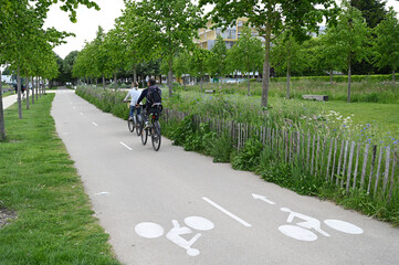 Couple de cyclistes sur la piste cyclable de La Rabine de la ville de Vannes - obrazy, fototapety, plakaty