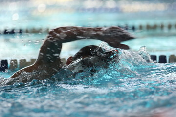 Leistungsschwimmer beim Wettkampf - obrazy, fototapety, plakaty