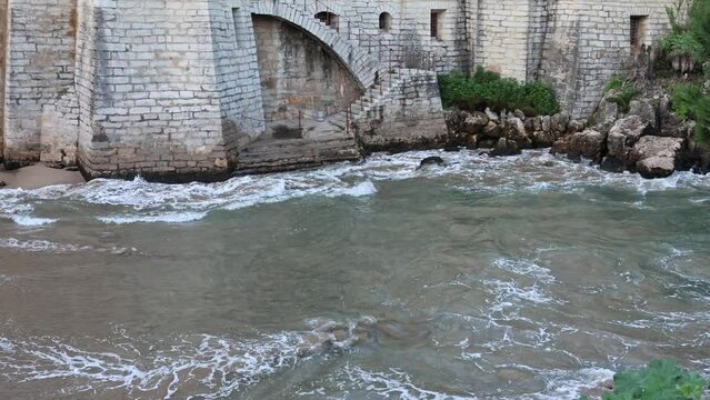 Closeup shot of flowing water waves next to the Condes de Castro Guimaraes Cascais museum