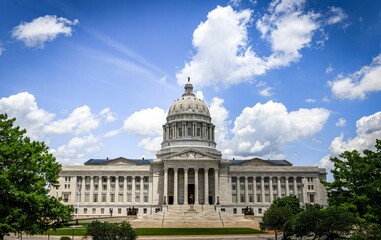 Fototapeta na wymiar Mesmerizing Missouri State Capitol building with the courtyard under the blue sky in Jefferson City