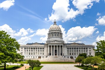 Obraz premium Low-angle view of Missouri State Capitol in Jefferson, USA