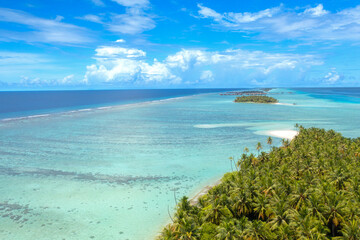 Insel mit Palmen auf den Malediven im Indischen Ozean