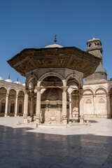 Fototapeta na wymiar Interior del patio de la Mezquita de cristal en la antigua ciudad del El Cairo, Egipto