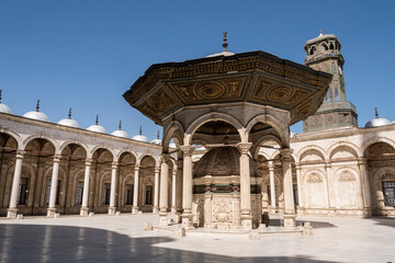 Obraz premium Interior del patio de la Mezquita de cristal en la antigua ciudad del El Cairo, Egipto