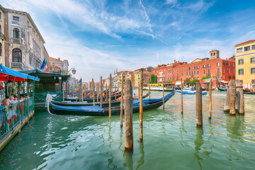 Fototapeta na wymiar Astonishing morning cityscape of Venice with famous Canal Grande.