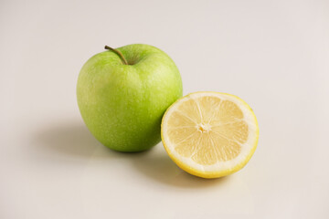 Fototapeta na wymiar green apple on a white table