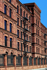 fasada fabryki Poznańskiego w Łodzi