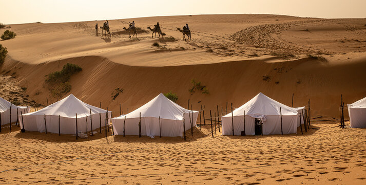 Campamento con jaimas, tiendas tipo mauritanas en el Desierto de Lompoul, cerca de Saint Louis , SENEGAL
