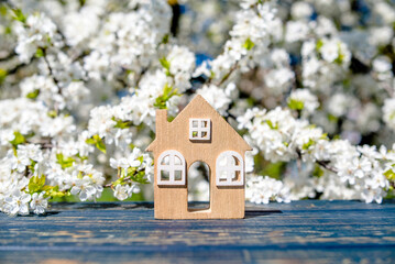 Obraz na płótnie Canvas The symbol of the house stands against a background of cherry blossoms 