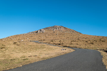 Estrada de acesso ao alto da montanha Artzamendi no País Basco, França