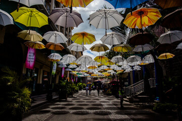 Fototapeta na wymiar Farbenfrohe Schirme am Himmel: Das Umbrella Sky Project begeistert mit leuchtenden Farben