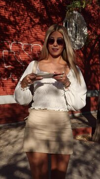 Mujer Latina sonriente atiene telefono
