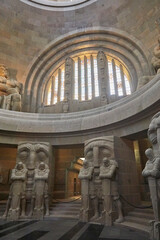 Imposanter Blick in die Ruhmeshalle, im Inneren des Völkerschlachtdenkmals bei Leipzig, in Sachsen, Deutschland.