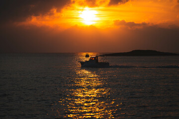 Sonnenuntergang am Mittelmeer in Kroatien mit Boot vor einer Insel