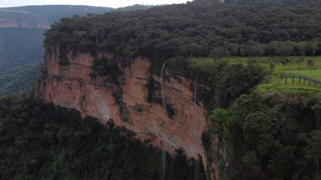Chapada dos Guimar&atilde;es, morro dos ventos, chuva, c&acirc;nions, montanha, floresta, top, cima, cachoeira 