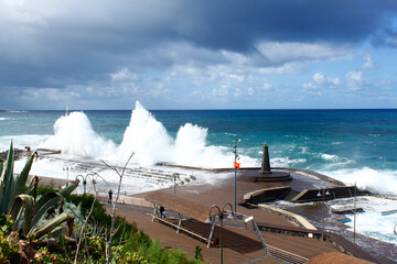 Olas saltando en Bajamar, Tenerife (Islas Canarias)