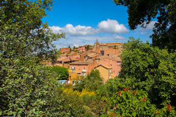 Fototapeta na wymiar Okker Dorf Roussillon im Luberon in der Provence