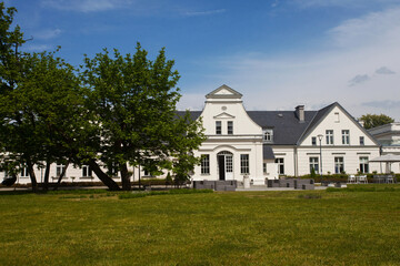 Fototapeta na wymiar Eklektyczny Pałac wraz z parkiem utrzymanym w stylu angielskim, Turzno, Poland