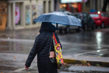 Paraguas durante un día de lluvia en la ciudad