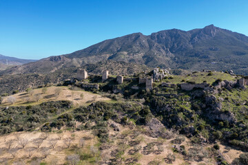 Fototapeta na wymiar ruinas del antiguo castillo nazarí de Turón en el municipio de Ardales, Andalucía 