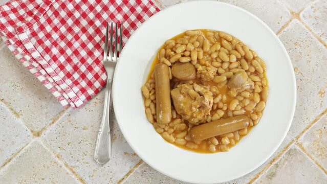 cassoulet , en gros plan, dans une assiette