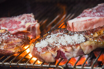 Chuletas de ternera cocinadas a la brasa en una parrilla