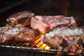 Chuletas de ternera cocinadas a la brasa en una parrilla
