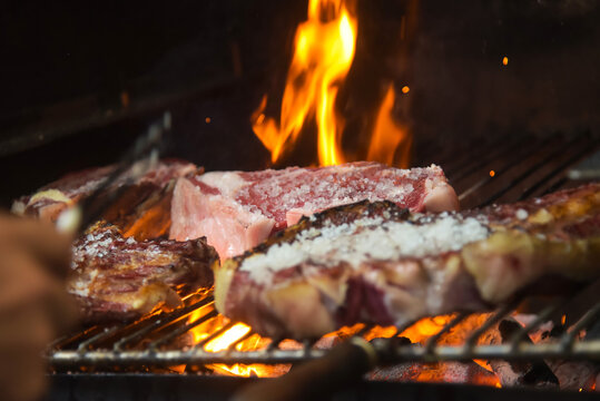 Chuletas de ternera cocinadas a la brasa en una parrilla