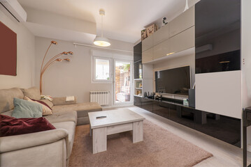 Living room furnished with a bookcase that covers one wall