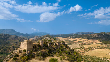 Fototapeta na wymiar ruinas del antiguo castillo nazarí de Turón en el municipio de Ardales, Andalucía