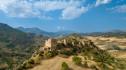Fototapeta na wymiar ruinas del antiguo castillo nazarí de Turón en el municipio de Ardales, Andalucía 