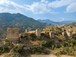 Fototapeta na wymiar ruinas del antiguo castillo nazarí de Turón en el municipio de Ardales, Andalucía