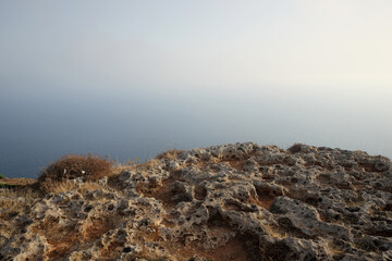 Fototapeta na wymiar マルタ島の崖から海を眺める