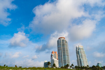 Naklejka premium skyscraper building architecture in florida, copy space. skyscraper building architecture