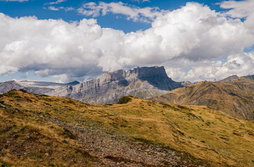 Hiking trail with views of the Tête à l'ane mountain