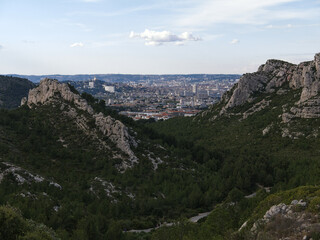 Fototapeta na wymiar Vue de Marseille depuis les calanques